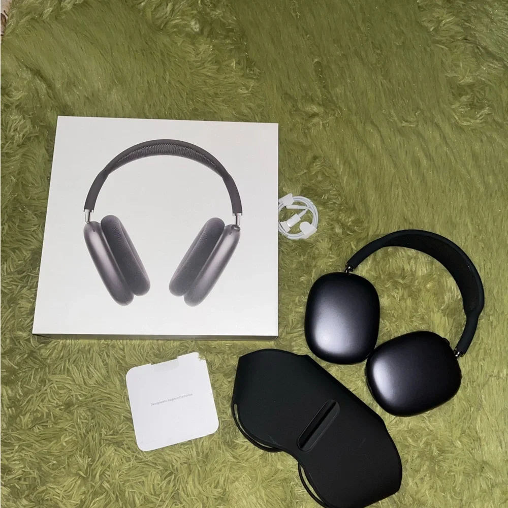- Apple airpods max